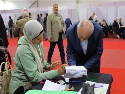 نقيب المهندسين يدلي بصوته في انتخابات النقابة.. ويدعو الأعضاء للمشاركة