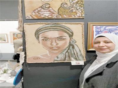 رمال تنبض بالحياة ...فنانة الوادى تحول صخور الصحراء إلى لوحات