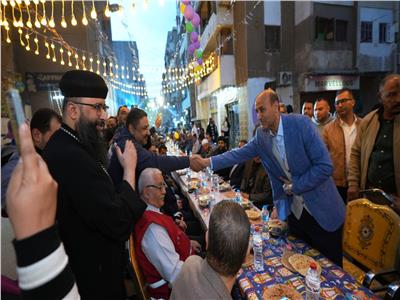 محافظ أسيوط يشارك أهالي وشباب منطقة الأربعين بحي غرب مائدة الإفطار الجماعي