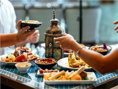 فتاوى رمضان.. ما حكم الإفطار على مائدة أعدها غير المسلمين؟ 