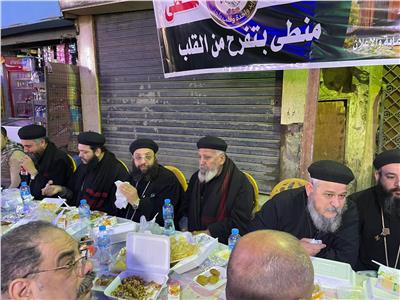 مائدة المحبة في القليوبية.. مسلمون ومسيحيون يفطرون معًا فى شوارع «منطي»| صور