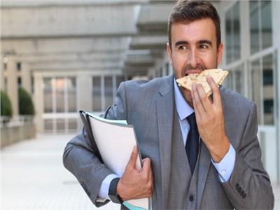 هل تناول الطعام بسرعة كبيرة مضر بالصحة؟