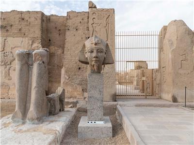 الانتهاء من ترميم رأس تمثال من الجرانيت للملك رمسيس الثاني داخل معبده في أبيدوس