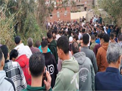 جنازة مهيبة لـ 5 أطفال لقوا مصرعهم في انقلاب عربة كارو بأحد المصارف أثناء احتفالات العيد 