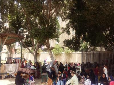 الشراقوه افترشوا الحدائق بالفطير المشلتت والأسماك المدخنة والمملحة 