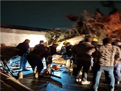 رياح قوية تطيح بشجرة وعمود إنارة في شارع رمسيس بالمنيا