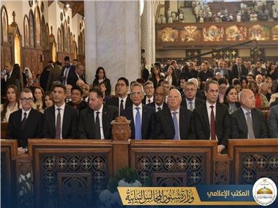 وزير شئون المجالس النيابية يشارك في قداس عيد القيامة ويقدم التهنئة للبابا تواضروس الثاني 