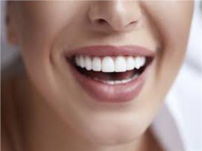 ابتسامة ناصعة من مطبخك.. أطعمة يومية تمنح أسنانك بياضا طبيعيا دون تكلفة