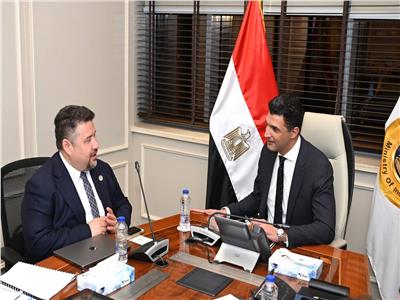 وزير الصناعة يبحث مع وفد شركة إيچيبت آمون للأمونيا الخضراء مشروعًا جديداً 