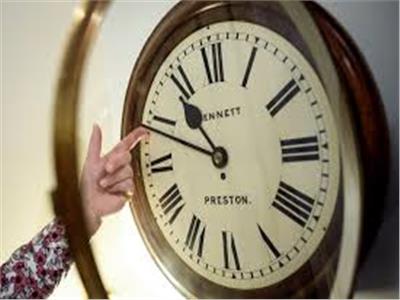 خبير اقتصادي: التوقيت الصيفي يساعد على تحفيز حركة التجارة والأسواق