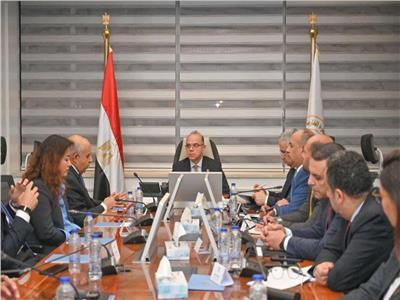 «الاستثمار» تبحث إنشاء مجمع صناعي متكامل لصناعة إطارات السيارات والمركبات الثقيلة