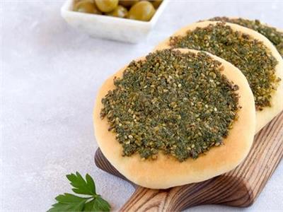 من المطبخ اللبناني.. طريقة عمل مناقيش الزعتر 