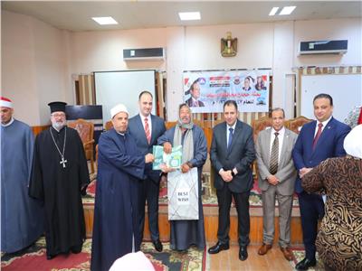 محافظ دمياط يسلم تأشيرات الحج و جوازات السفر لحجاج بيت الله الحرام 