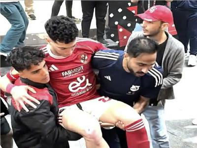 لقطة اليوم.. "كهربا" يدعم إمام عاشور ويحمله على كتفه 