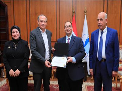 رئيس جامعة كفر الشيخ يسلم شهادة التميز الحكومي لكلية الصيدلة 