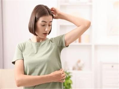 في الصيف.. أسباب خفية وراء استمرار رائحة الإبط رغم الاستحمام