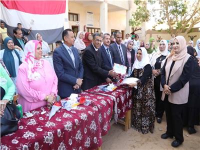 مدير "تعليم الوادي الجديد" يكرم المتفوقين بمدرسة السلام القديمة