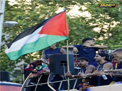 شاهد| لامين يامال يرفع علم فلسطين في احتفالات برشلونة بالدوري الإسباني