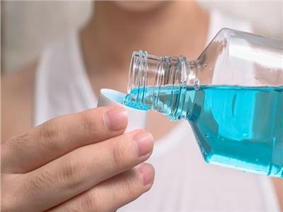 غسول الفم بين النظافة والجدل العلمي.. هل هو ضرورة يومية أم عادة مبالغ فيها؟