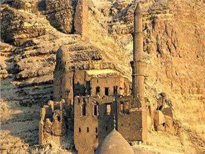 مسجد شاهين الخلوتي.. حكاية متصوف اعتزل الدنيا فوق جبل المقطم 