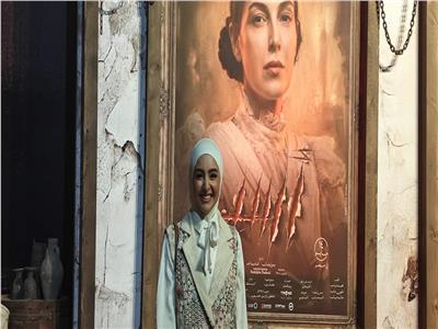 هلا رشدي تخطف الأنظار على السجادة الحمراء في العرض الخاص لفيلم «أسد»