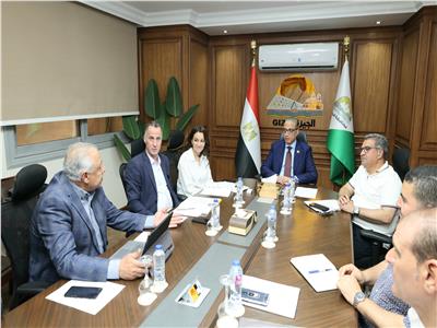 محافظ الجيزة يناقش أعمال التطوير لمسارات الحركة المرتبطة بمحور الفريق كمال عامر