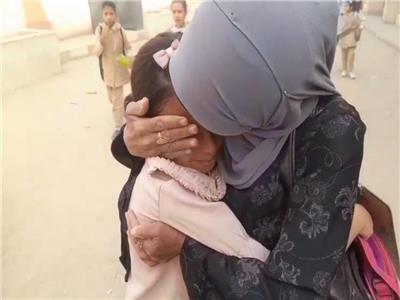 بالأحضان والدموع .. تلاميذ مدرسة يودعون معلمتهم في آخر أيام الامتحانات بقنا