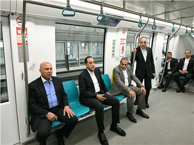 رئيس الوزراء يتفقد المرحلتين الأولى والثانية من مشروع مونوريل شرق النيل مستقلا أحد قطاراته |صور