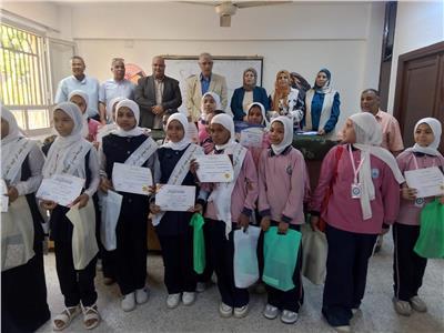 تكريم 18 طالبة في قنا اجتزن البرنامج القومى لتنمية مهارات اللغة العربية