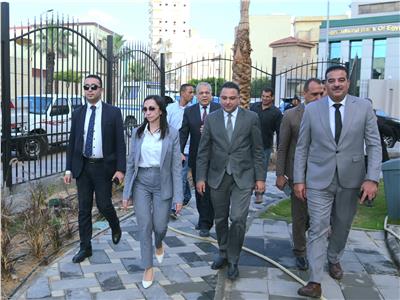 محافظ البحيرة تتابع جاهزية المتنزهات والميادين بدمنهور 
