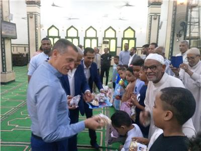 محافظ أسوان يوزع كروت تهنئة الرئيس السيسي والهدايا والعيدية على الأطفال