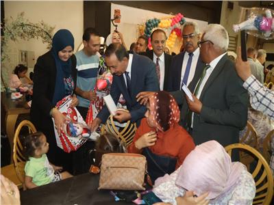 محافظ سوهاج يشارك أطفال مؤسسة البنين فرحتهم بعيد الأضحى