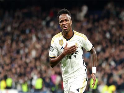 فينيسيوس عن بقائه في ريال مدريد: عليهم التحدث معي