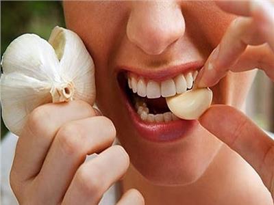 تُعزز المناعة وتُحسن صحة الجهاز الهضمي.. فوائد تناول الثوم