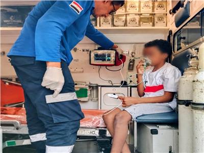 قطعة حلوى كادت أن تودي بحياته.. مسعفان ينقذان طفل سوداني من الموت بمسجد الحسين