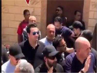 نقيب الإعلاميين يفجر مفاجأة حول المذيع المغمور بجنازة والدة أحمد حلمي 