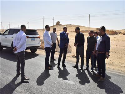 محافظ أسيوط يتفقد موقعًا مقترحًا لإنشاء مأوى للكلاب الضالة بطريق المطار 