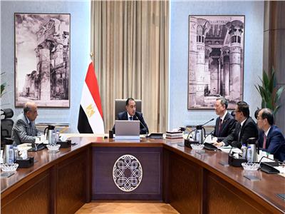 رئيس الوزراء يلتقي رئيس شركة الصين لهندسة الطاقة المحدودة لبحث التعاون المشترك 