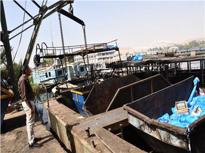 محافظ أسوان يوجه بمراجعة عقد شركة جمع مخلفات الفنادق العائمة