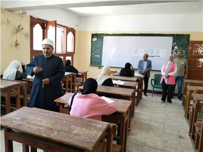 انتظام امتحانات القسم العلمي بالثانوية الأزهرية بالإسماعيلية في مادة الرياضة البحتة