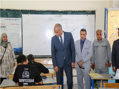 محافظ كفر الشيخ يتفقد لجان امتحانات الشهادة الإعدادية 