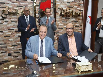 محافظ سوهاج يشهد توقيع بروتوكول تعاون بين المحافظة و   المياه لصيانة السيارات والمعدات