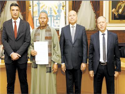 تسليم  43 عقدًا للمصانع والورش بـ «شق الثعبان»
