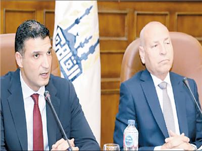 تسليم عقود تقنين أوضاع 43 مصنعا وورشة بمنطقة شق الثعبان 