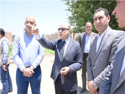 محافظ الغربية يجوب شوارع حي أول وثان المحلة الكبرى للاستماع لمطالب المواطنين
