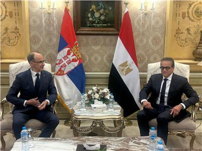 وزير الصحة والسكان يستقبل رئيس وزراء صربيا بمطار القاهرة الدولي 