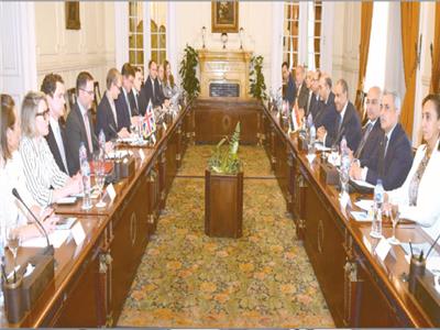 عبد العاطى يؤكد أهمية زيادة الاستثمارات فى مصر