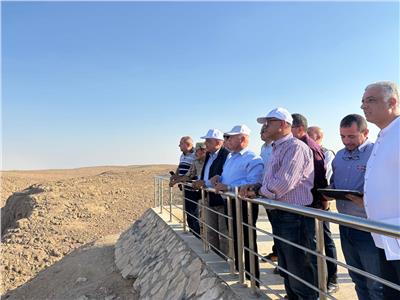 وزيرا النقل والكهرباء يتفقدان «جبل سحابة» لإطلاق مشروعات لإنتاج طاقة الرياح