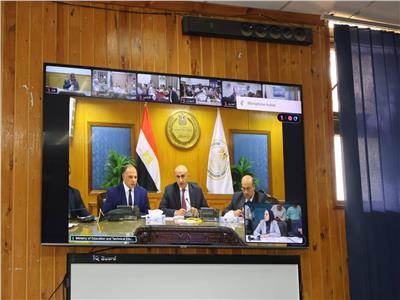 من قلب العاصمة.. وزير التعليم يتابع امتحان العربي من غرفة عمليات الثانوية العامة