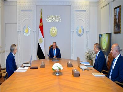 الرئيس السيسي يتابع معدلات الملاحة بقناة السويس ويوجه بتوطين صناعة الوحدات البحرية